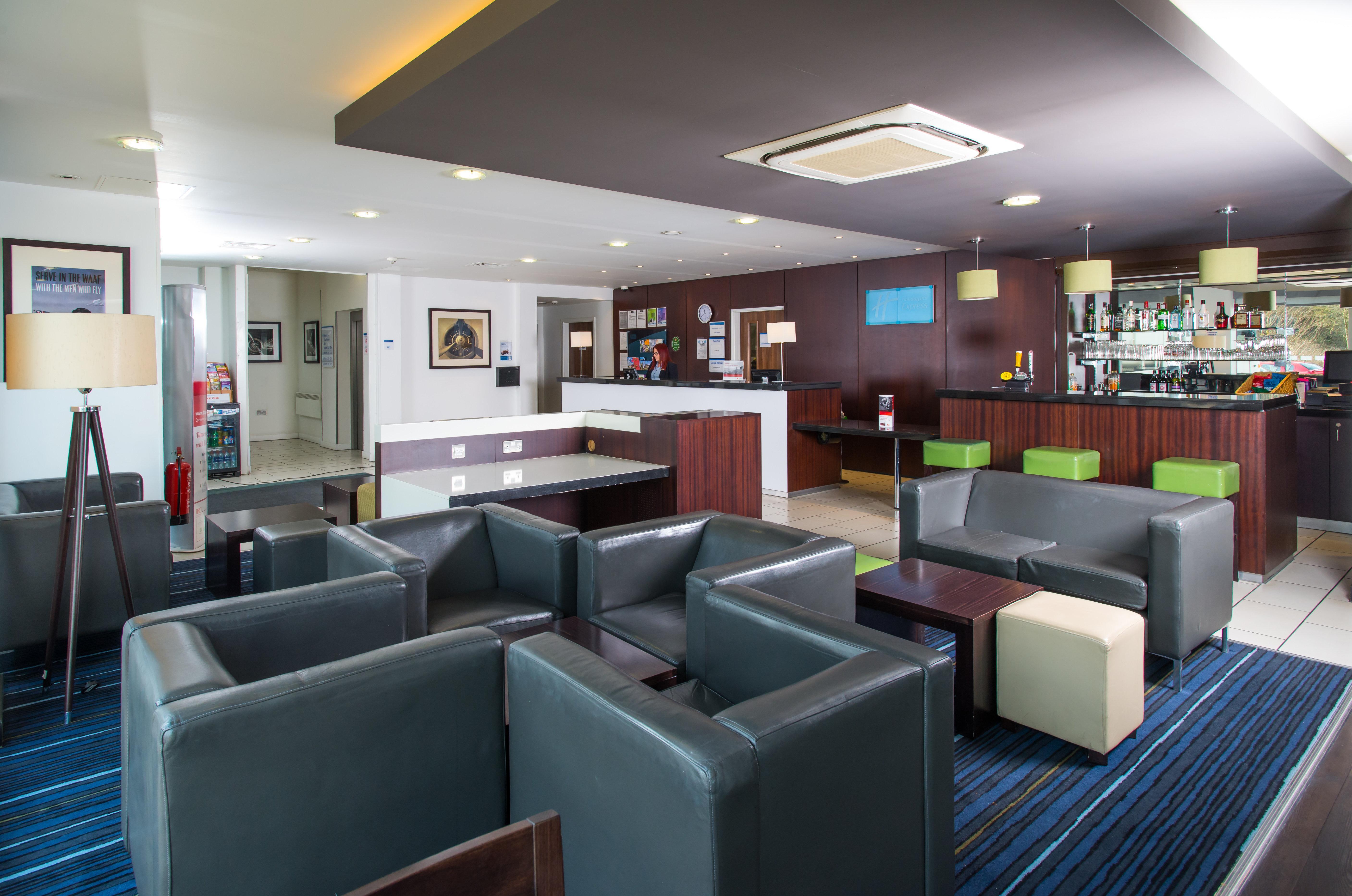 Holiday Inn Express Cambridge Duxford M11 Jct 10 By Ihg Εξωτερικό φωτογραφία