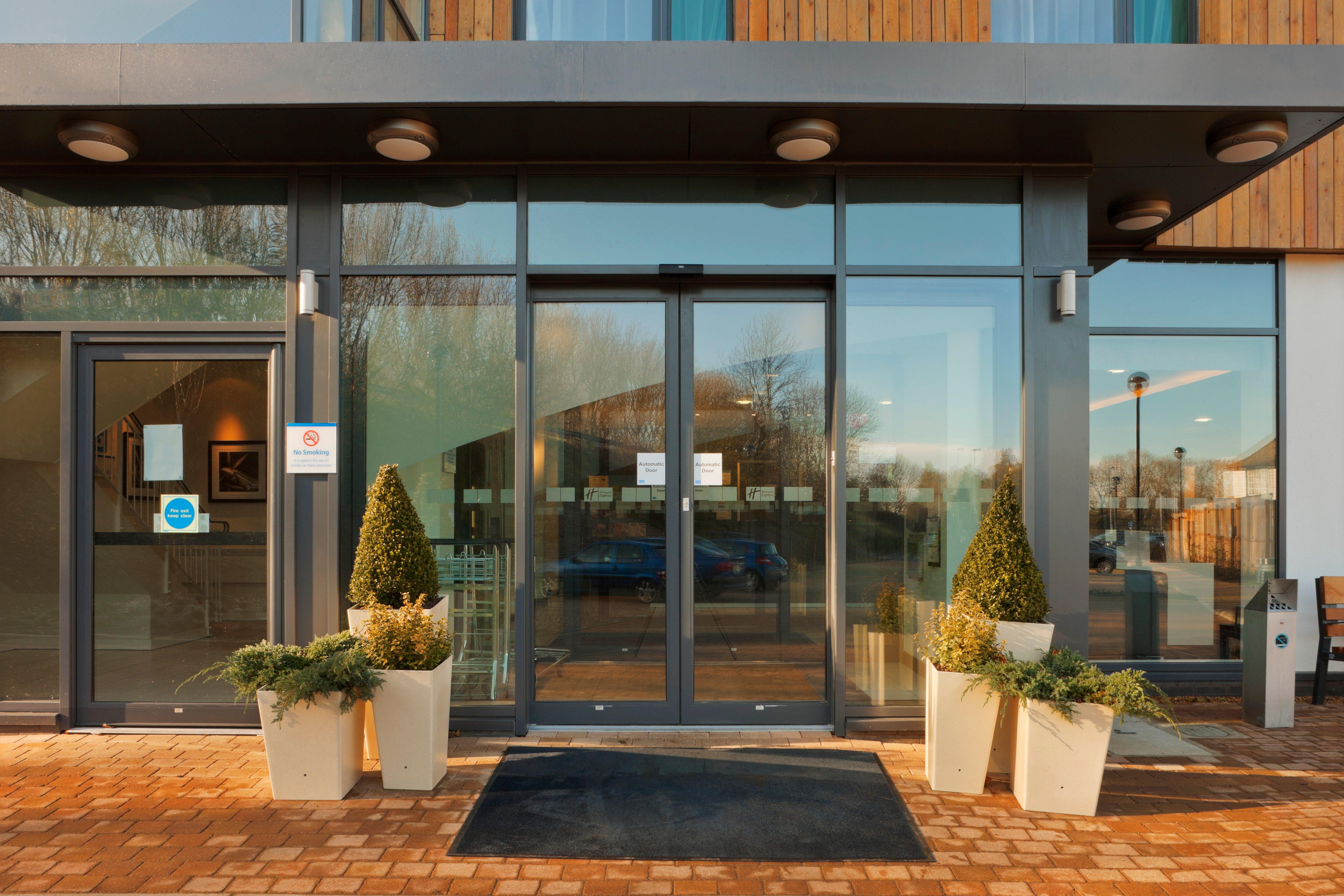 Holiday Inn Express Cambridge Duxford M11 Jct 10 By Ihg Εξωτερικό φωτογραφία