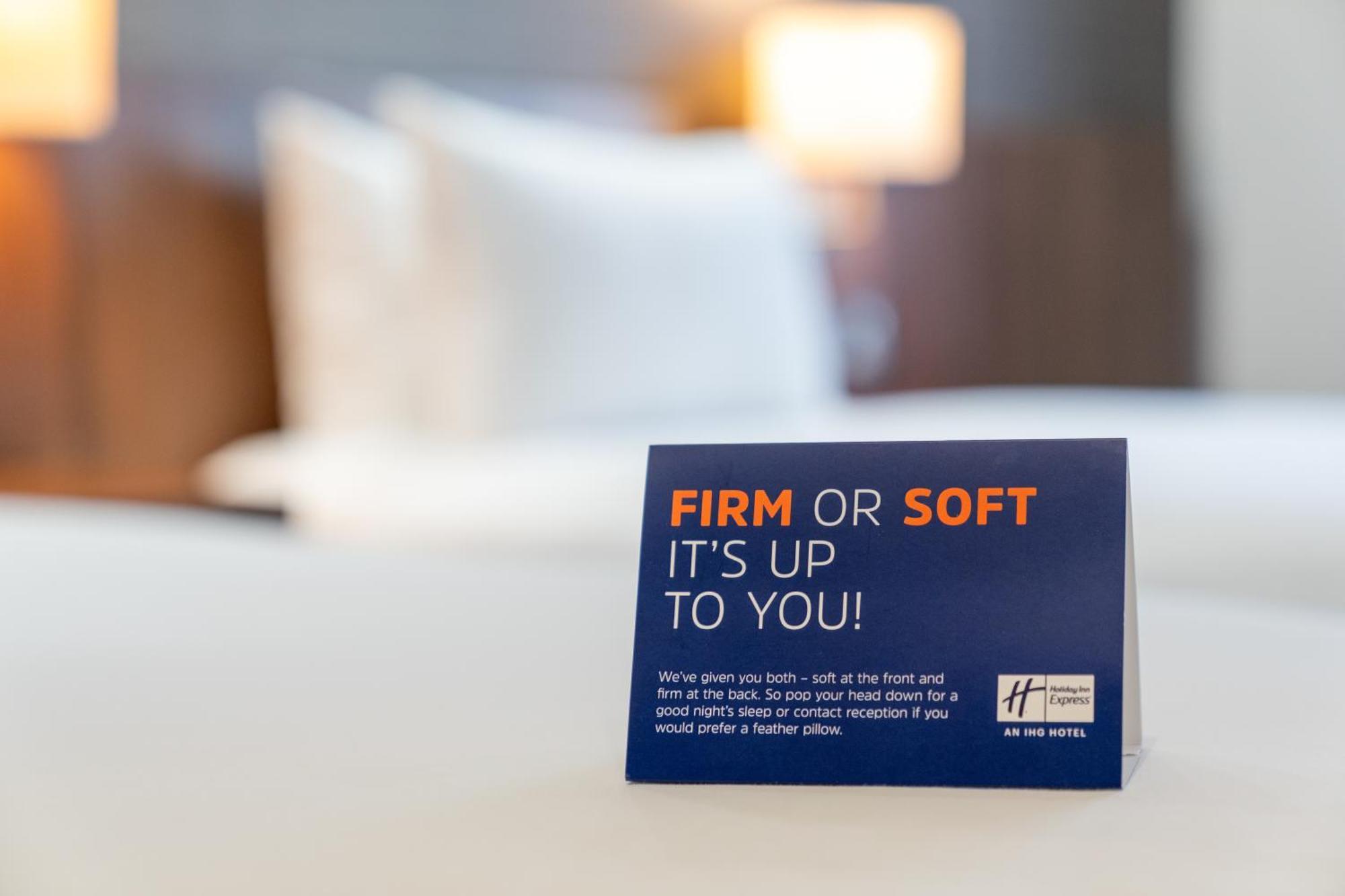 Holiday Inn Express Cambridge Duxford M11 Jct 10 By Ihg Εξωτερικό φωτογραφία