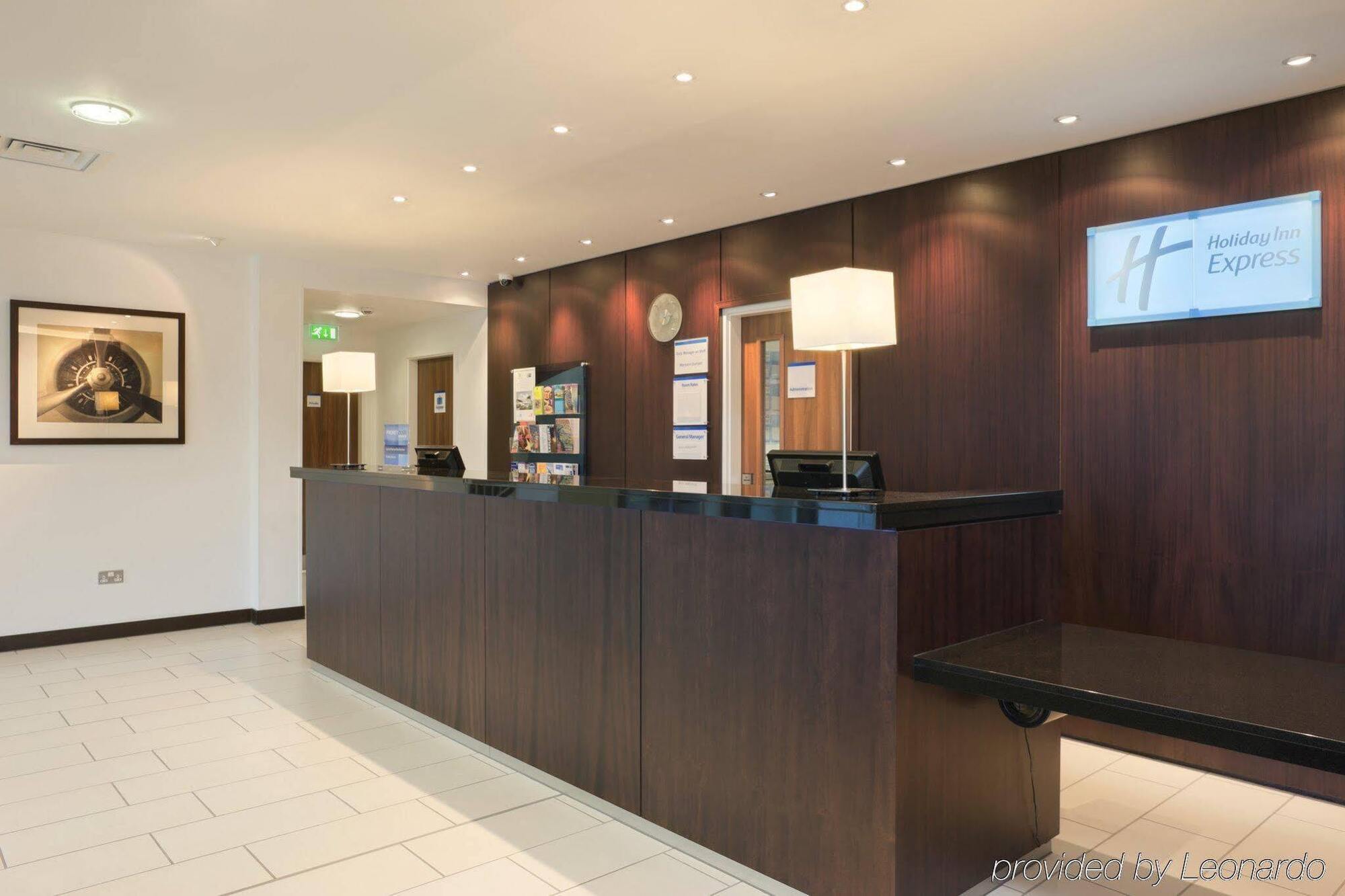 Holiday Inn Express Cambridge Duxford M11 Jct 10 By Ihg Εξωτερικό φωτογραφία